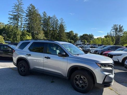 Used 2025 Honda Pilot TrailSport image 13