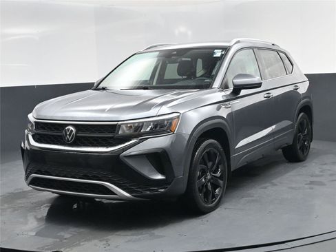 Used 2023 Volkswagen Taos SE image 1