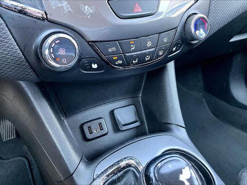Used 2019 Chevrolet Cruze LT w/ Convenience Package FWD image 32