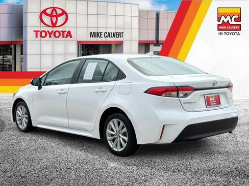 Used 2025 Toyota Corolla LE w/ LE Premium Package FWD image 3