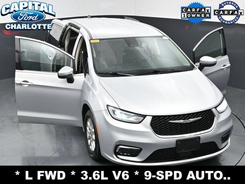 Used 2023 Chrysler Pacifica Touring-L FWD image 32
