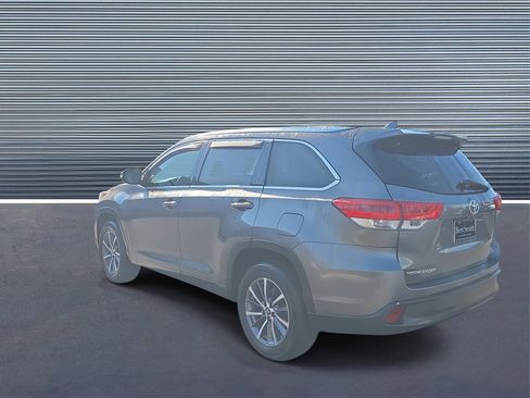 Used 2017 Toyota Highlander XLE image 4