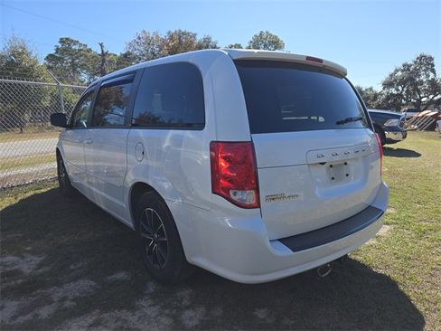 Used 2017 Dodge Grand Caravan SE image 3