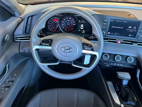 Certified 2023 Hyundai Elantra SE FWD image 14