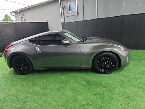 Used 2017 Nissan 370Z Coupe RWD image 3