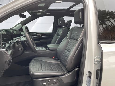 Used 2024 Cadillac Escalade ESV V w/ Heavy-Duty Trailer Package image 10