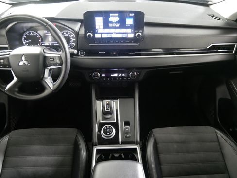 Used 2024 Mitsubishi Outlander SE image 10