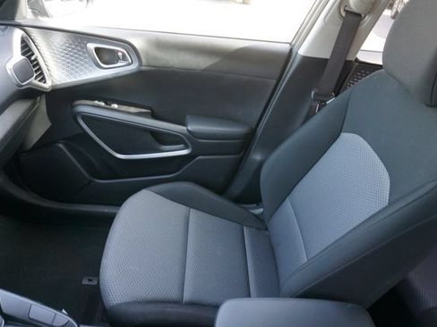 Used 2025 Kia Soul LX w/ LX Technology Package FWD image 23
