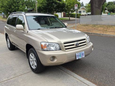 Used 2007 Toyota Highlander 4WD V6 w/ 3rd Row image 3