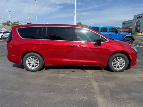New 2027 Chrysler Pacifica Select w/ Family Tech Group FWD image 8