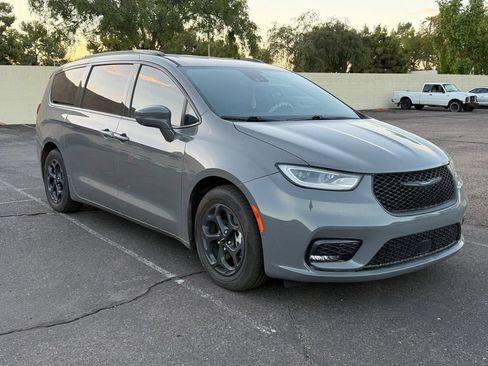 Used 2021 Chrysler Pacifica Touring-L w/ Uconnect Theater Family Group FWD image 6