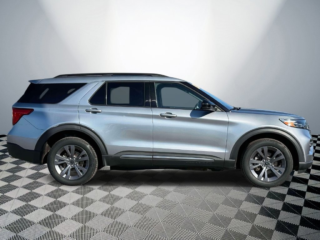 Used 2024 Ford Explorer XLT w/ Equipment Group 202A AWD/4WD image 5