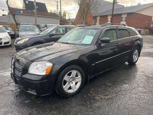 Used 2005 Dodge Magnum SE image 1