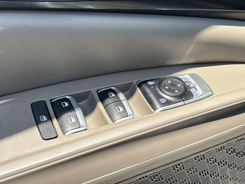 Used 2025 Kia Carnival FWD image 18
