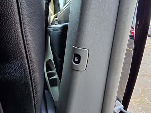 Used 2015 Chrysler Town & Country Touring w/ Driver Convenience Group FWD image 40