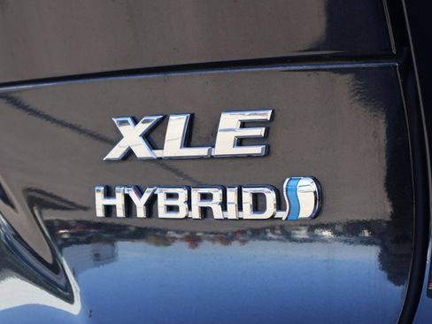 Used 2022 Toyota Venza XLE image 17