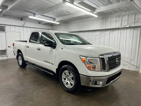 Used 2018 Nissan Titan SV w/ SV Convenience Package image 1