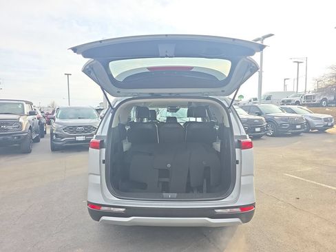 Used 2023 Kia Carnival LX FWD image 11