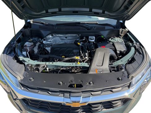 Used 2025 Chevrolet Trax LS w/ LS Convenience Package FWD image 17