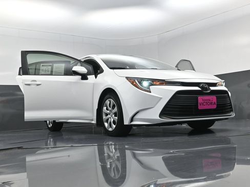 Used 2025 Toyota Corolla LE FWD image 27