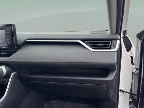 Certified 2020 Toyota RAV4 LE image 33