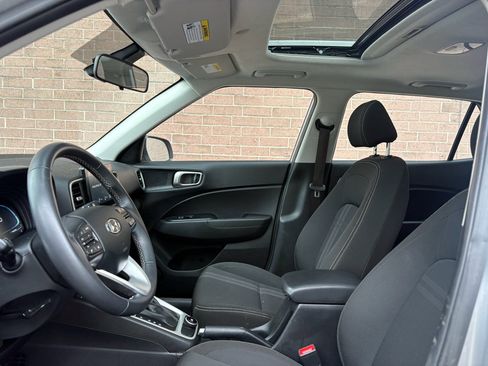 Used 2025 Hyundai Venue SEL FWD image 11