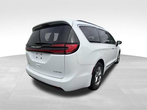 Used 2023 Chrysler Pacifica Limited FWD image 18