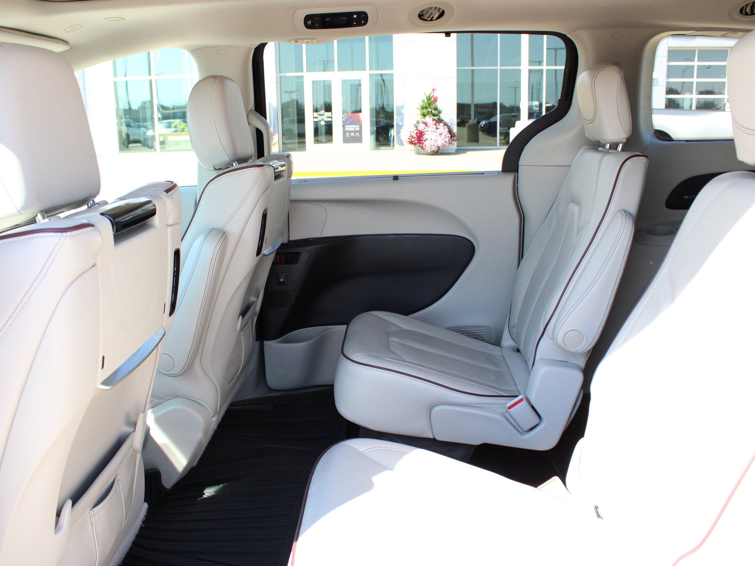 Used 2020 Chrysler Pacifica Limited w/ Tire & Wheel Group FWD image 39