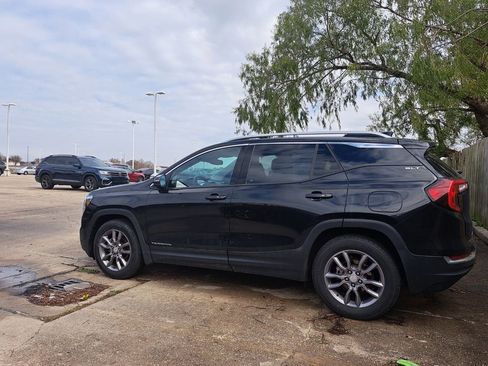 Used 2023 GMC Terrain SLT image 3