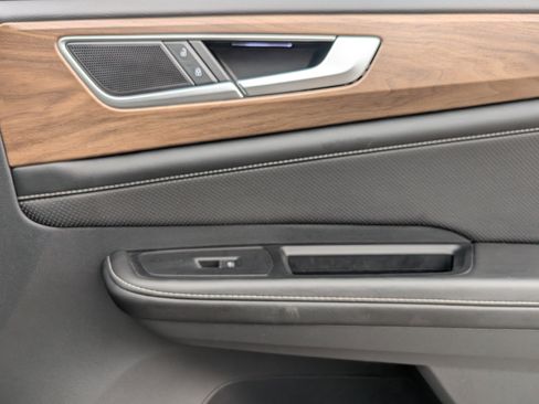 Used 2024 Volkswagen Atlas SE w/ Black Wheel Package image 25