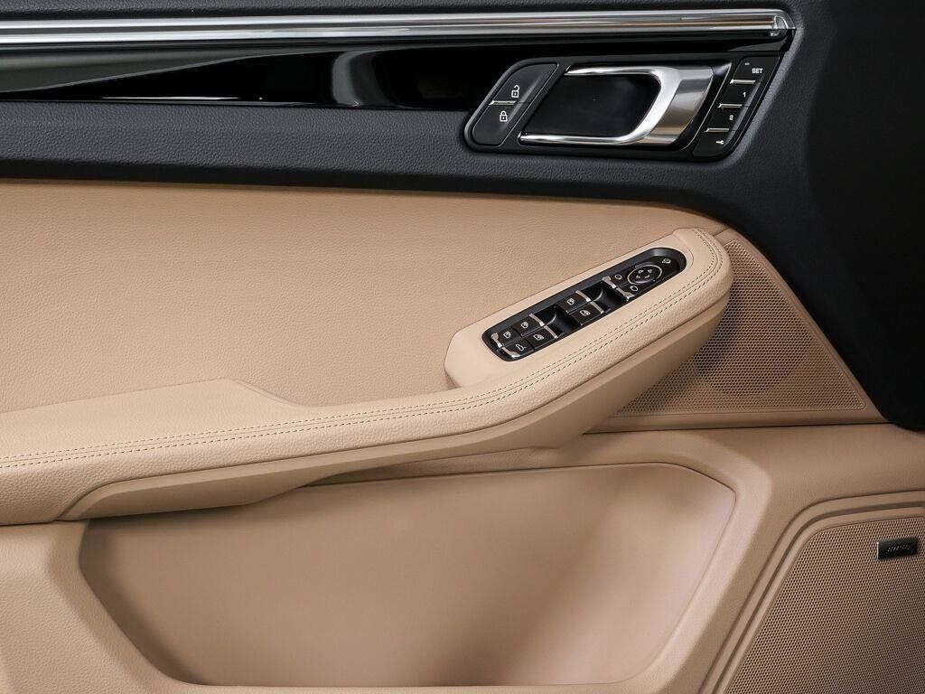 Certified 2026 Porsche Macan AWD/4WD image 6