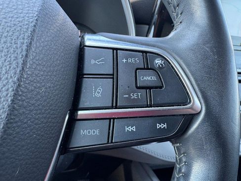Used 2021 Toyota Highlander XLE AWD/4WD image 19
