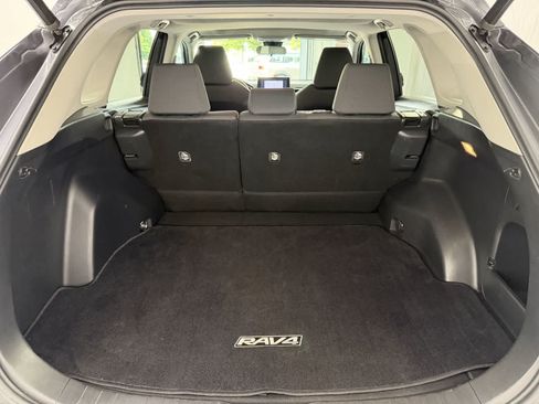 Used 2019 Toyota RAV4 XLE w/ Convenience Package FWD image 5