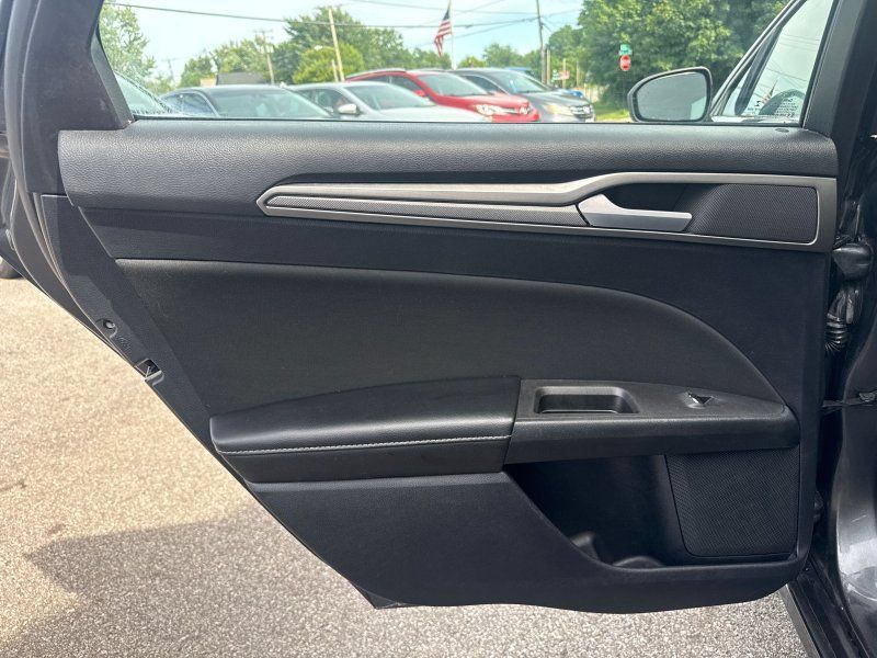 Used 2020 Ford Fusion SE FWD image 13