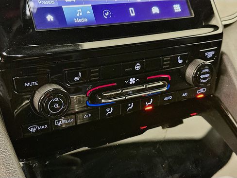 Used 2023 Jeep Grand Cherokee Altitude image 23