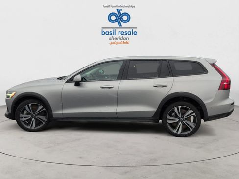 Used 2025 Volvo V60 B5 Cross Country Plus image 3