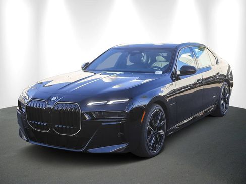 Used 2026 BMW 750e xDrive w/ Premium Package AWD/4WD image 3