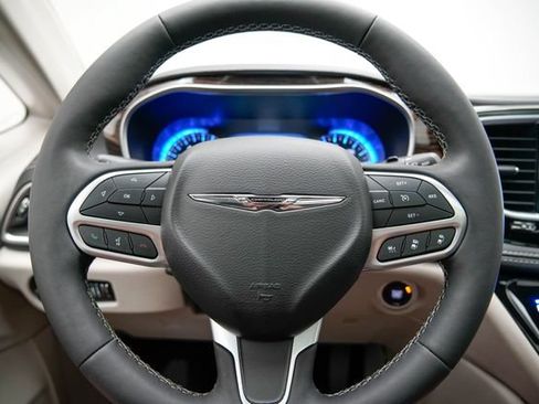 Used 2024 Chrysler Pacifica Limited FWD image 34
