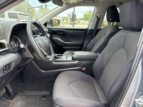 Used 2023 Toyota Highlander LE image 11