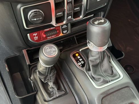 Used 2024 Jeep Wrangler Unlimited Rubicon AWD/4WD image 24