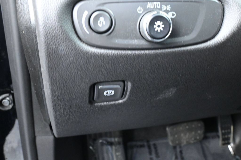Used 2025 Chevrolet Blazer LT FWD image 24