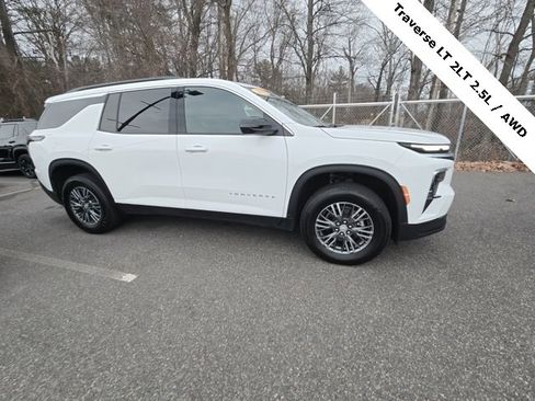 Used 2025 Chevrolet Traverse LT image 6