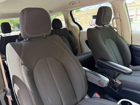 Used 2020 Chrysler Voyager L FWD image 22