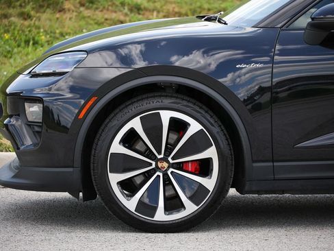 Certified 2025 Porsche Macan 4S Electric AWD/4WD image 39