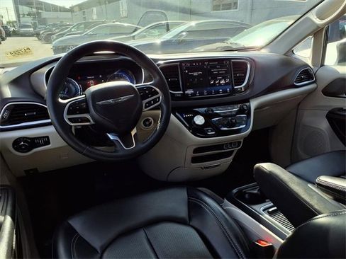 Used 2023 Chrysler Pacifica Touring-L image 9