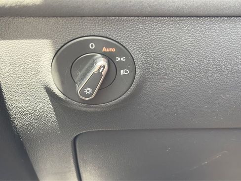 Certified 2025 Volkswagen Taos SE FWD image 16