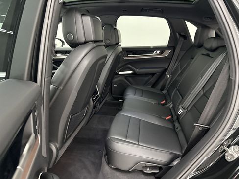 Used 2025 Porsche Cayenne image 13