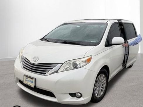 Used 2017 Toyota Sienna XLE Premium FWD image 9
