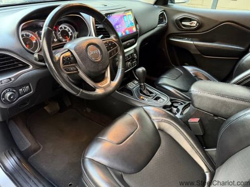 Used 2019 Jeep Cherokee Latitude Plus FWD image 11