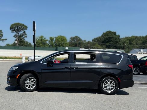 Used 2023 Chrysler Pacifica Touring-L FWD image 4